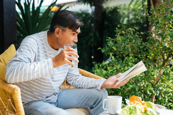 Alter Mann Mit Grauen Haaren Ist Aufgeregt Als Das Buch — Stockfoto