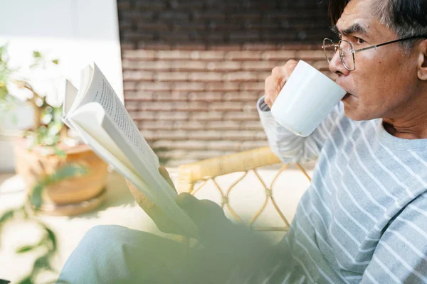 Old Man Wearing Eyeglasses Reading Book Drink Coffee Same Time — Stock Photo, Image