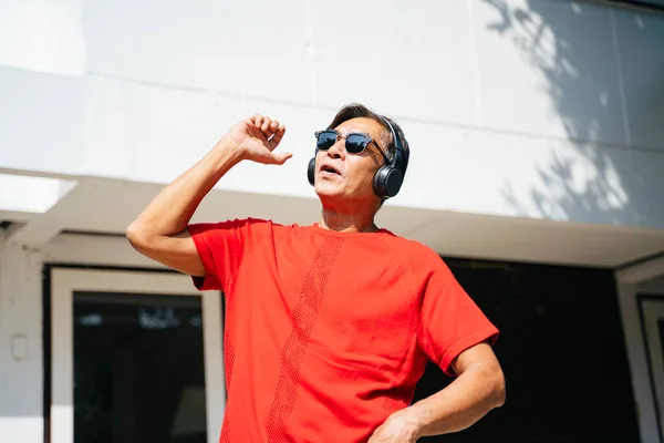 Viejo Con Camiseta Roja Disfruta Música Los Auriculares Baila Frente — Foto de Stock