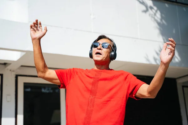 Viejo Con Camiseta Roja Disfruta Música Los Auriculares Baila Frente — Foto de Stock