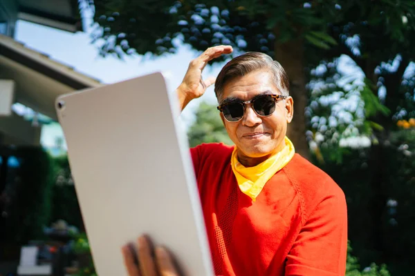 Old Man Red Shirt Sunglasses Look His Reflection Tablet Proud — Stock Photo, Image
