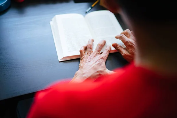 Alter Mann Roten Shirt Liest Das Buch Holztisch Neben Dem — Stockfoto