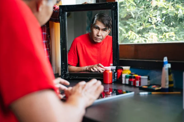 Spiegelung Spiegel Eines Alten Mannes Während Tablet Für Soziale Medien — Stockfoto