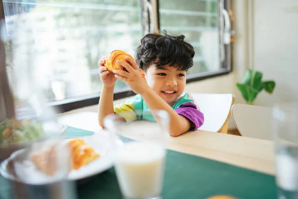 Niño Pequeño Sostiene Croissant Salchicha Sus Manos Con Sonrisa Felicidad —  Fotos de Stock