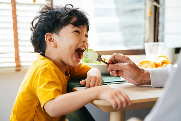 Opa Füttert Seinen Enkel Morgens Speisesaal Mit Dem Frühstück — Stockfoto