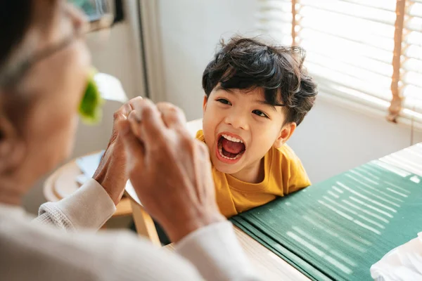 Enkel Füttert Seinen Opa Morgens Speisesaal Mit Dem Frühstück — Stockfoto