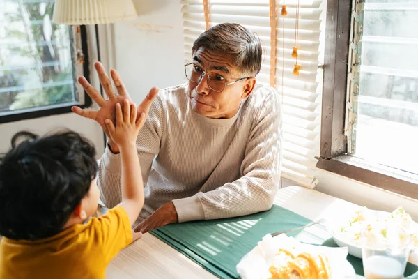 Menino Bateu Mão Com Seu Avô Durante Café Manhã — Fotografia de Stock