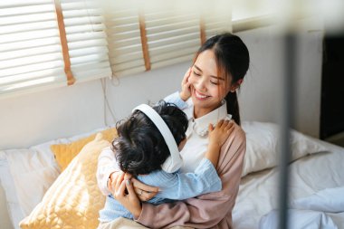 Anne ve oğul arasındaki harika an. Yatak odasındaki şarkıyı tabletle dinle..