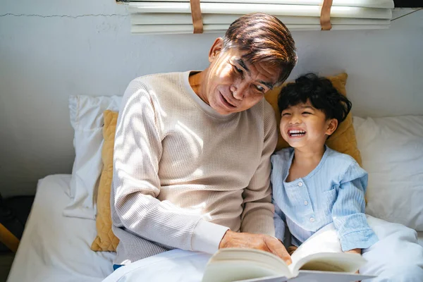 Kleiner Junge Lacht Während Sein Opa Ihm Die Lustige Geschichte — Stockfoto