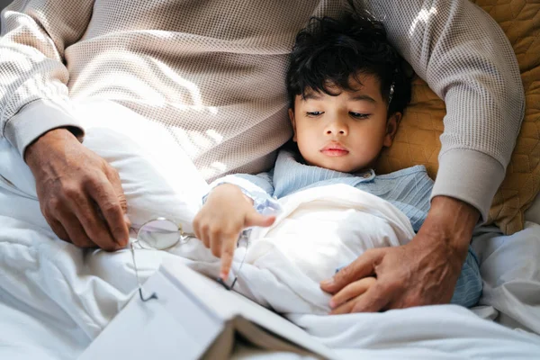 Schläfriger Kleiner Junge Versucht Die Geschichte Buch Sehen — Stockfoto