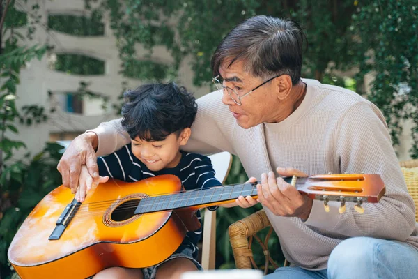 Homem Velho Com Cabelo Grisalho Ensina Seu Neto Tocar Guitarra — Fotografia de Stock