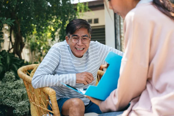 Private Duty Nurse Explain Result Observation Her Old Patient Backyard — Stock Photo, Image