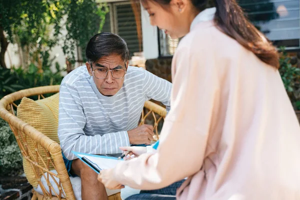 Private Duty Nurse Explain Result Observation Her Old Patient Backyard — Stock Photo, Image