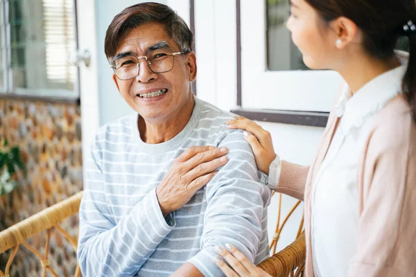 Özel hemşire ve eski hastası omuz ağrısı için fizyoterapi yapıyorlar..