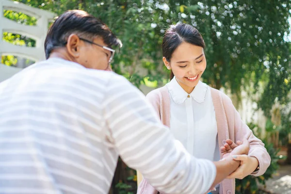 Private Nurse Check Old Man Pulse Home Visit Shoulder Shot — Stock Photo, Image