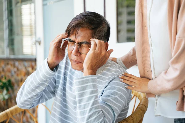 Gri Saçlı Yaşlı Adam Özel Hemşirenin Ziyareti Sırasında Başı Ağrır — Stok fotoğraf