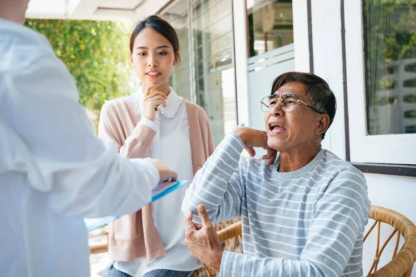 Gri Saçlı Yaşlı Bir Adam Kızı Ziyareti Sırasında Doktora Durumundan — Stok fotoğraf