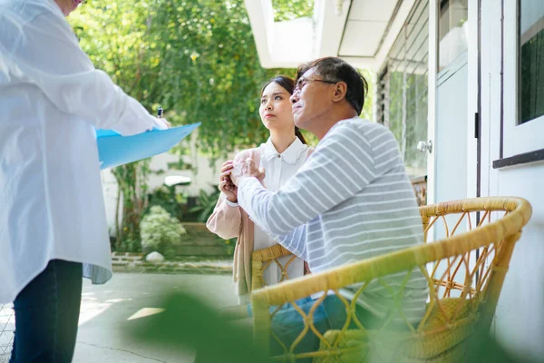 Old Man Tell His Condition Doctor Give Doctor Complimentary Because — Stock Photo, Image