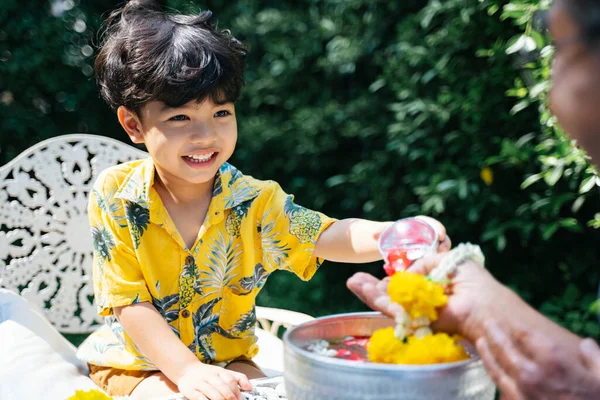 Little Boy Pour Water Floral His Grandpa Hand Tradition Songkran — Stock Photo, Image