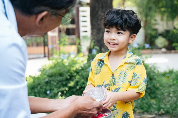 Kleiner Junge Gießt Das Wasser Mit Blumen Auf Der Hand — Stockfoto