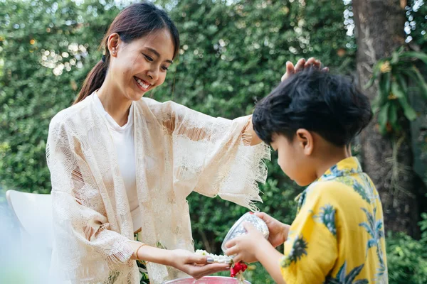 Mutter Reibt Den Kopf Ihres Sohnes Sanft Während Ihr Traditionellen — Stockfoto