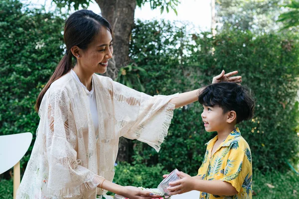 Mutter Reibt Den Kopf Ihres Sohnes Sanft Während Ihr Traditionellen — Stockfoto