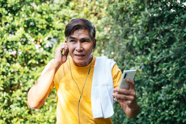 Old Man Yellow Shirt Get Phone Call Jogging Park — Stock Photo, Image