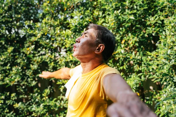 Velho Homem Shirt Amarela Esticando Braços Respirar Profundamente Para Obter — Fotografia de Stock