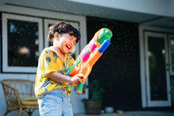 Kleiner Junge Planscht Mit Wasserpistole Und Gummischlauch Seinem Haus Songkran — Stockfoto