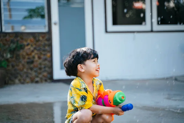Маленький Мальчик Плескается Водой Водяным Пистолетом Резиновой Трубкой Себя Дома — стоковое фото