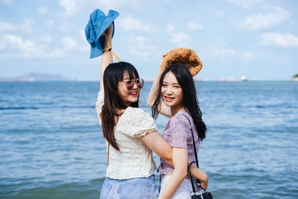 Duas Meninas Desfrutar Tpgether Praia Enquanto Eles Viajam Mar Abraçar — Fotografia de Stock