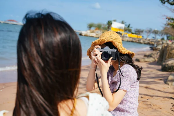 Uma Menina Chapéu Marrom Tirar Uma Foto Seu Amigo Enquanto — Fotografia de Stock