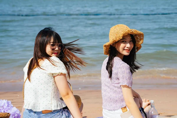 Dwie Dziewczyny Siedzące Razem Plaży Słoneczny Dzień Uśmiechnięte Kamery — Zdjęcie stockowe