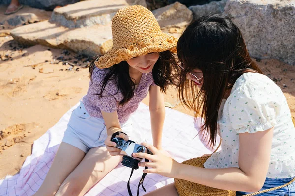 Dwie Dziewczyny Patrzą Kamerę Żeby Zobaczyć Zdjęcie Tej Podróży — Zdjęcie stockowe