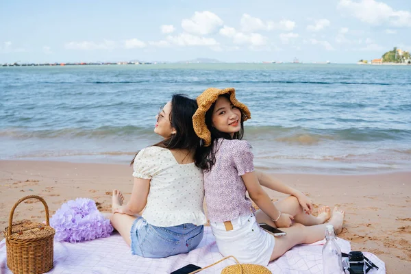 Duas Meninas Sentadas Tapete Praia Areia Mar Com Comida Piquenique — Fotografia de Stock