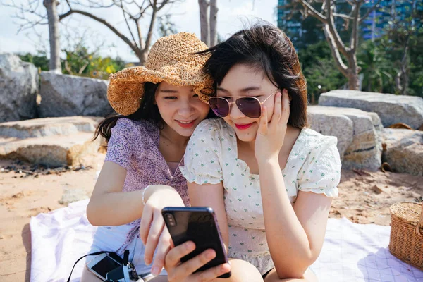 Duas Meninas Sentadas Tapete Praia Areia Mar Olhe Para Foto — Fotografia de Stock