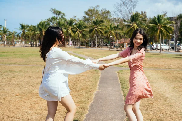 Duas Meninas Seguram Mãos Uma Outra Enquanto Caminham Brincam Campo — Fotografia de Stock