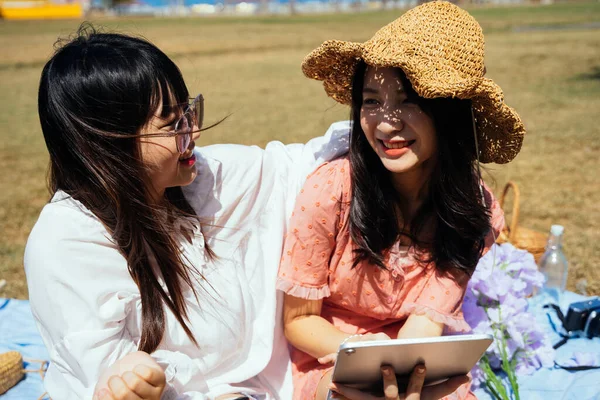 Duas Meninas Sentadas Campo Luz Sol Verão Vento Lendo Book — Fotografia de Stock