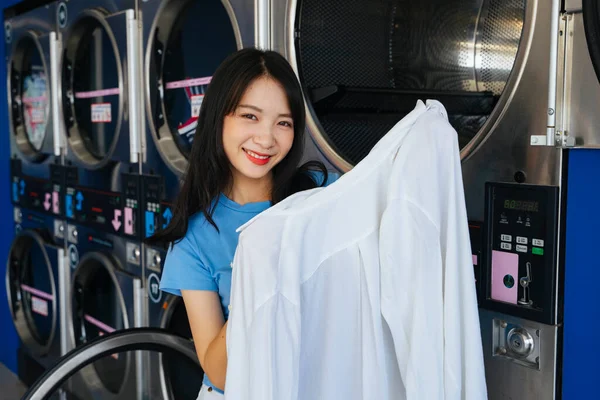 Menina Bonito Está Feliz Que Sua Camisa Branca Está Limpa — Fotografia de Stock