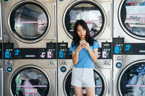 Schattig Meisje Reizen Het Internet Terwijl Het Wachten Haar Kleren — Stockfoto