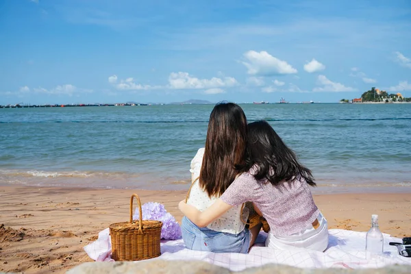 Två Flickor Sitter Mattan Stranden Vid Havet Dem Famlar Upp — Stockfoto