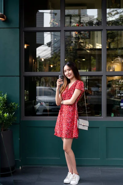 Jeune Femme Asiatique Sur Robe Rouge Tenant Une Tasse Café — Photo