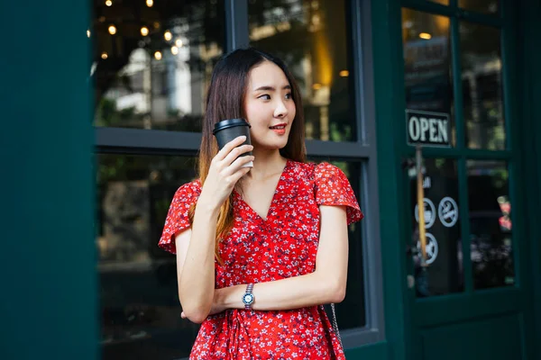 Jeune Femme Asiatique Sur Robe Rouge Profiter Café Chaud Devant — Photo