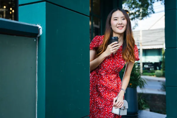 Jeune Femme Asiatique Sur Robe Rouge Tenant Une Tasse Café — Photo