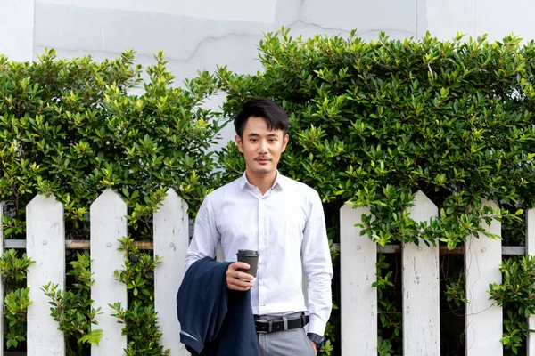 Dorosły Tajski Biznesmen Białej Koszuli Trzymając Filiżankę Kawy Świeżym Powietrzu — Zdjęcie stockowe