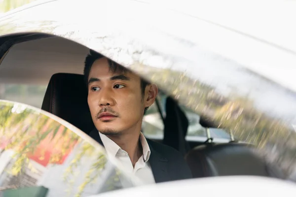 Formalny Azjatycki Tajski Biznesmen Prowadzący Samochód Wyglądający Przez Okno — Zdjęcie stockowe