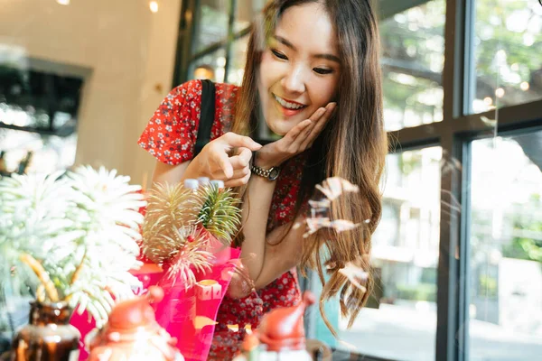 Jeune Femme Asiatique Excitée Sur Robe Rouge Regardant Des Choses — Photo