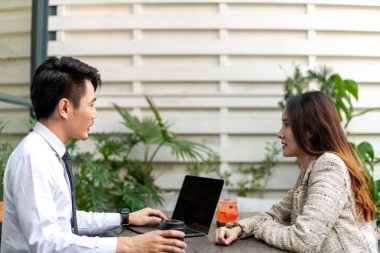 Genç iş adamları kahve dükkanındaki plandan bahsediyorlar..