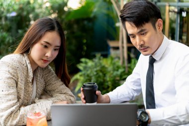 Asyalı Taylandlı işadamları laptopta bir kafede çalışıyor..