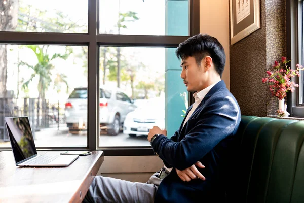 Pensativo Asiático Hombre Negocios Traje Formal Sentado Asiento Cafetería Mirando — Foto de Stock